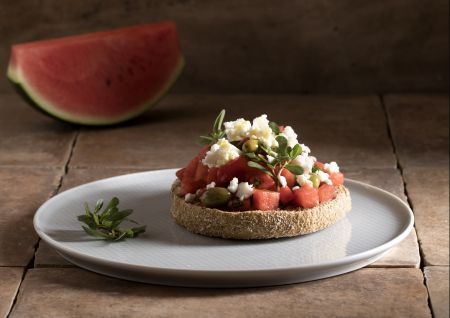 Ντάκος με καρπούζι, γλιστρίδα και ξινομυζήθρα