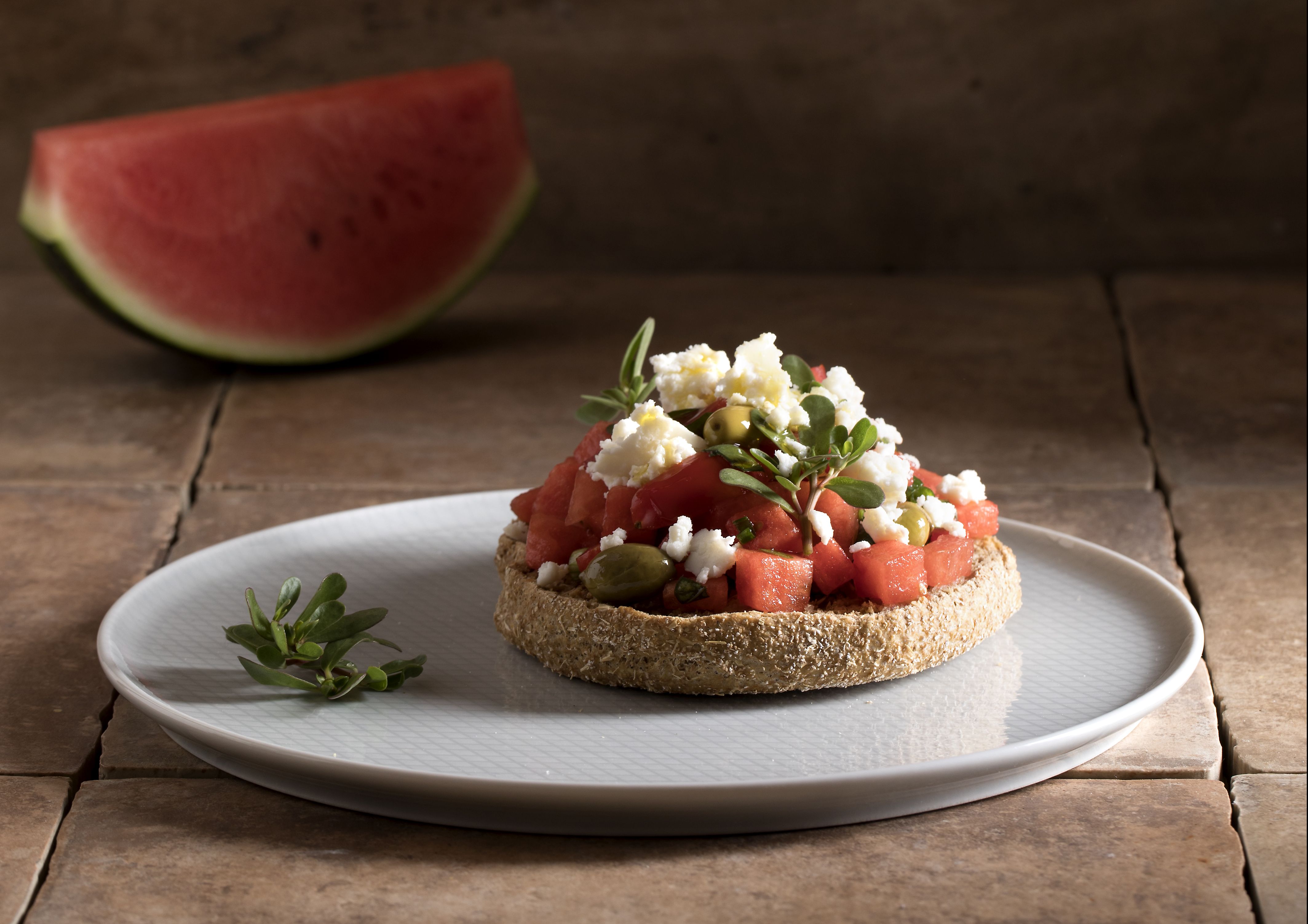 Ντάκος με καρπούζι, γλιστρίδα και ξινομυζήθρα