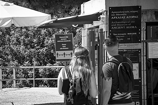 Οι ξενοδόχοι μεταξύ σφύρας και άκμονος