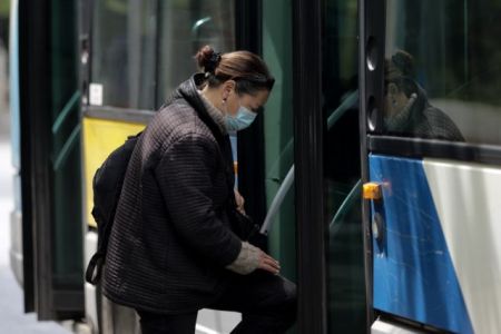 Κορωνοϊός: Επιμένουν στη χρήση μάσκας οι ειδικοί – Πού είναι υποχρεωτική