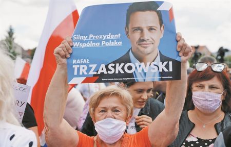 Οι «δύο Πολωνίες» συγκρούονται στις κάλπες