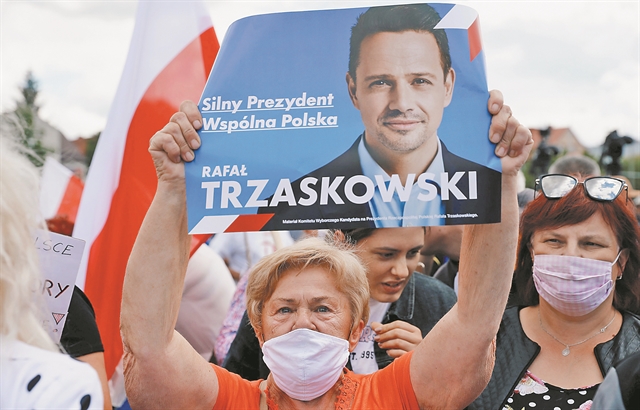 Οι «δύο Πολωνίες» συγκρούονται στις κάλπες