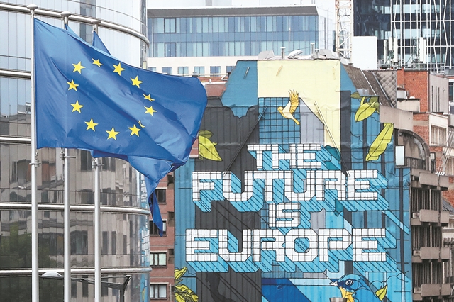 Τώρα που σβήνουν τα φώτα της γιορτής