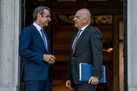 Επαφές Μητσοτάκη με Δένδια, Παναγιωτόπουλο και Φλώρο