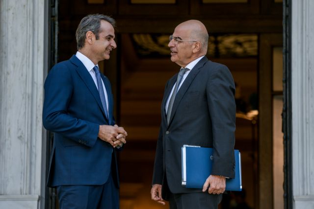 Επαφές Μητσοτάκη με Δένδια, Παναγιωτόπουλο και Φλώρο