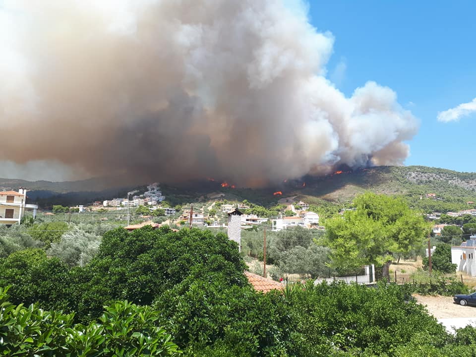 Κεχριές Κορινθίας: Εκκενώνεται οικισμός λόγω μεγάλης πυρκαγιάς