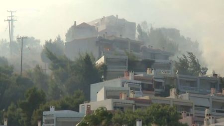 Φωτιά στις Κεχριές : Στα σπίτια οι φλόγες