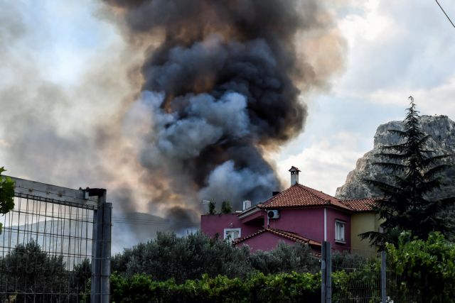 Εκτός ελέγχου η φωτιά στις Κεχριές Κορινθίας