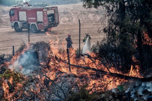 Κεχριές Κορινθίας: Μαίνεται η πυρκαγιά – Παρών ο Ν. Χαρδαλιάς