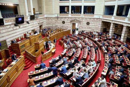 Ενταση στην Ολομέλεια για την παραπομπή Παπαγγελόπουλου
