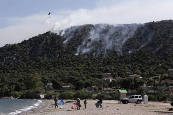 Κεχριές Κορινθίας: Σε 12 χλμ. εκτείνεται το πύρινο μέτωπο – Κάηκαν σπίτια