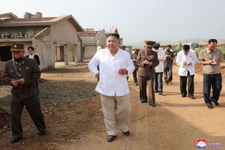Κιμ Γιονγκ Ουν: Με τσιγάρο στο χέρι, επιθεώρησε φάρμα πουλερικών
