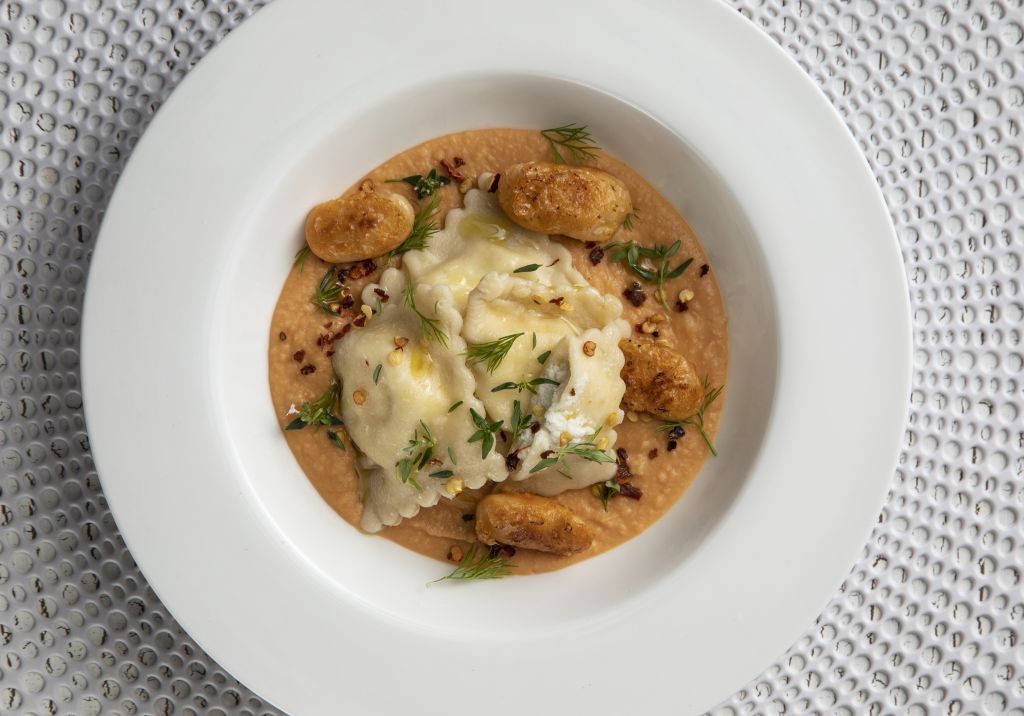 Ραβιόλι γεμιστά με φέτα σε κρέμα από γίγαντες