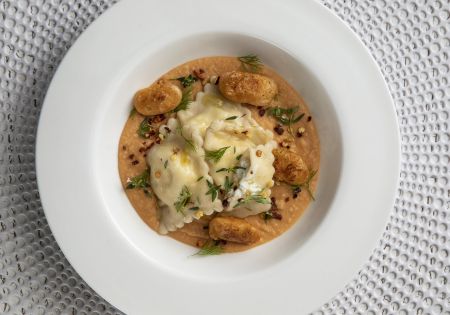 Ραβιόλι γεμιστά με φέτα σε κρέμα από γίγαντες