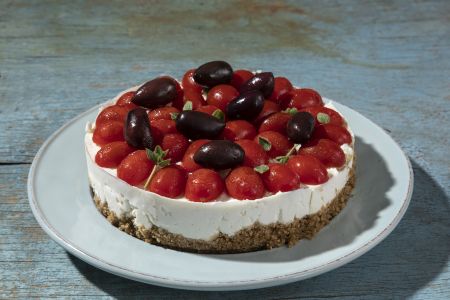 «Tούρτα» ντάκος με ξινομυζήθρα