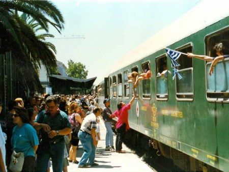 Ψάχνοντας τους αφανείς ήρωες της Ελλάδας : Οι οικογένειες που φιλοξένησαν Σερβόπουλα στη δεκαετία του 1990