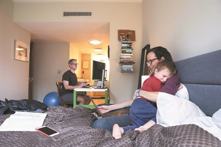 Φανατικοί οι υποστηρικτές και οι πολέµιοι της τηλεργασίας