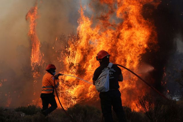 Γραμματικό Ηλείας: Ανεξέλεγκτη καίει η φωτιά – Ολονύχτια μάχη με τις φλόγες