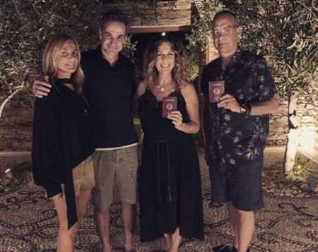 Η φωτογραφία Μητσοτάκη με τον Τομ Χανκς στην Πάρο