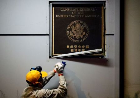 ΗΠΑ – Κίνα: Υποστολή της αμερικανικής σημαία στο προξενείο της Τσενγκντού