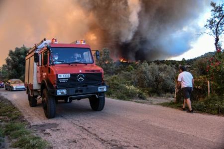 Φωτιά στην Ηλεία: Δύο τραυματίες πυροσβέστες από ανατροπή πυροσβεστικού οχήματος