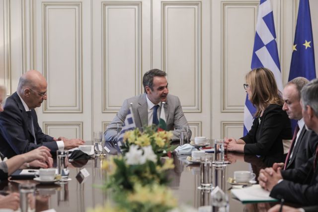 Μητσοτάκης – ΥΠΕΞ Βουλγαρίας συζητούν για τον κορωνοϊό και την Αν. Μεσόγειο