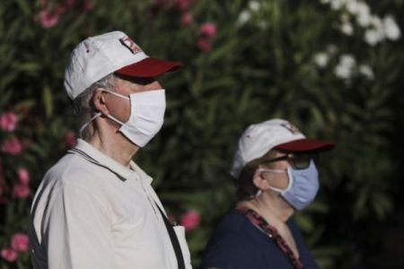Κορωνοϊός: Συνεχής αύξηση κρουσμάτων – σκέψεις για καθολική χρήση μάσκας