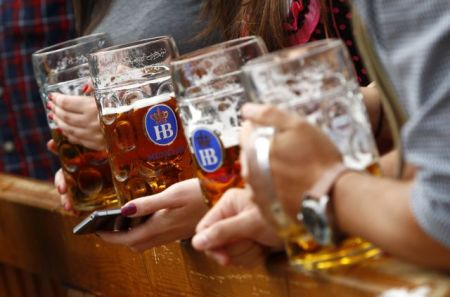 Γερμανία: Δραματική πτώση των πωλήσεων μπύρας – Δύσκολη η ανάκαμψη