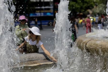 «Καμίνι» η χώρα – Πάνω από 40 βαθμούς ο υδράργυρος