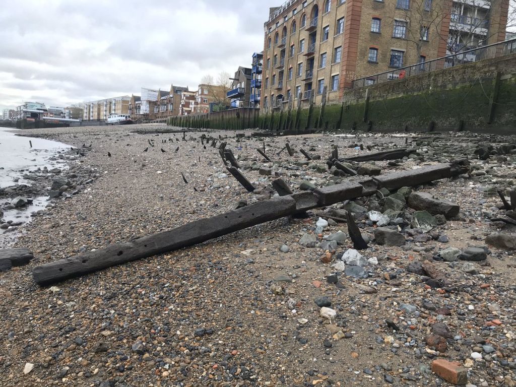 Λονδίνο: Οι mudlarks και τα χιλιάδες χρόνια ιστορίας που ανασύρουν από τις λάσπες του Τάμεση