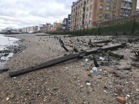 Λονδίνο: Οι mudlarks και τα χιλιάδες χρόνια ιστορίας που ανασύρουν από τις λάσπες του Τάμεση