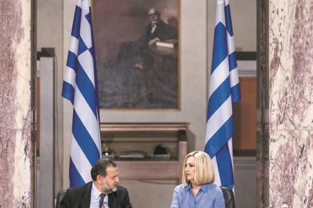 Εγκλωβισμένοι στη δίνη της εσωστρέφειας