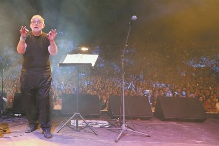 «Τους προβολείς στήσε»