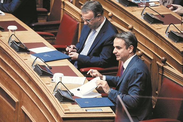 Μείωση φόρων για μισθωτούς, επαγγελματίες και επιχειρήσεις