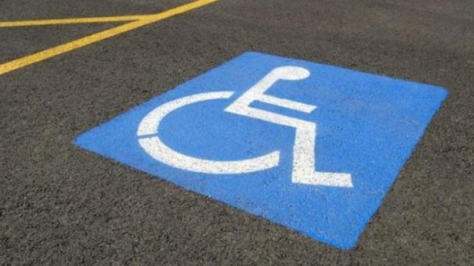«Ποιος ανάπηρος κυκλοφορεί στις 22:00»
