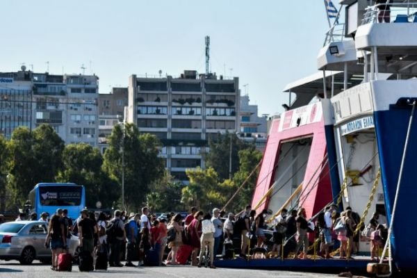 Πειραιάς: Αυξημένη κίνηση στο λιμάνι – ξεκίνησε η φυγή του Αυγούστου | tovima.gr