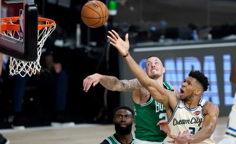 Σαρωτικός ο Αντετοκούνμπο – Οι Μπακς επικράτησαν των Σέλτικς με 119-112