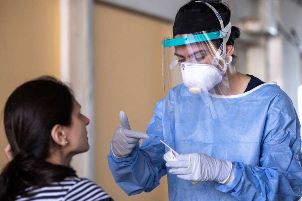 Κορωνοϊός: Στα 45 έτη έπεσε η μέση ηλικία των κρουσμάτων στην Ελλάδα