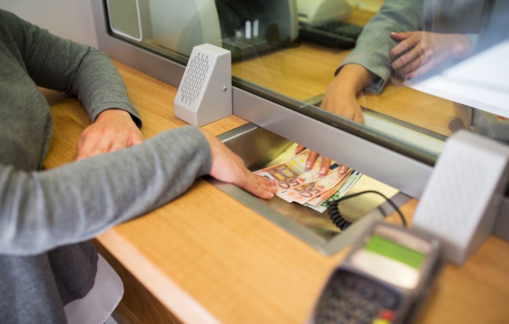 Η ύφεση φρέναρε την άνοδο των καταθέσεων