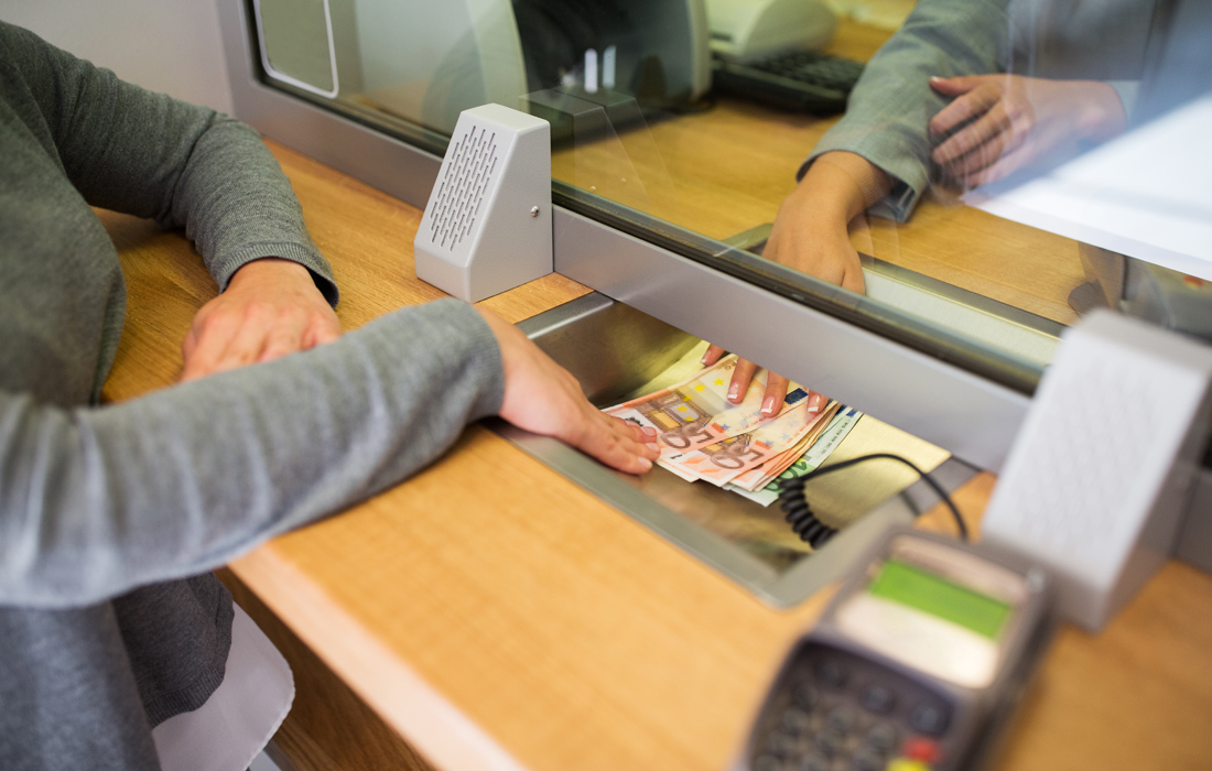 Η ύφεση φρέναρε την άνοδο των καταθέσεων