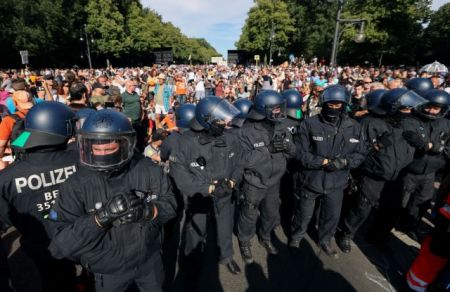 Γερμανία: Η κυβέρνηση καταδικάζει τις διαδηλώσεις κατά των μέτρων για το κορωνοϊό