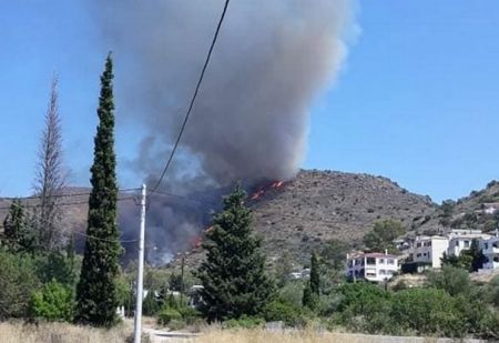 Αίγινα : Μαίνεται η μεγάλη πυρκαγιά – Δείτε εικόνες και video