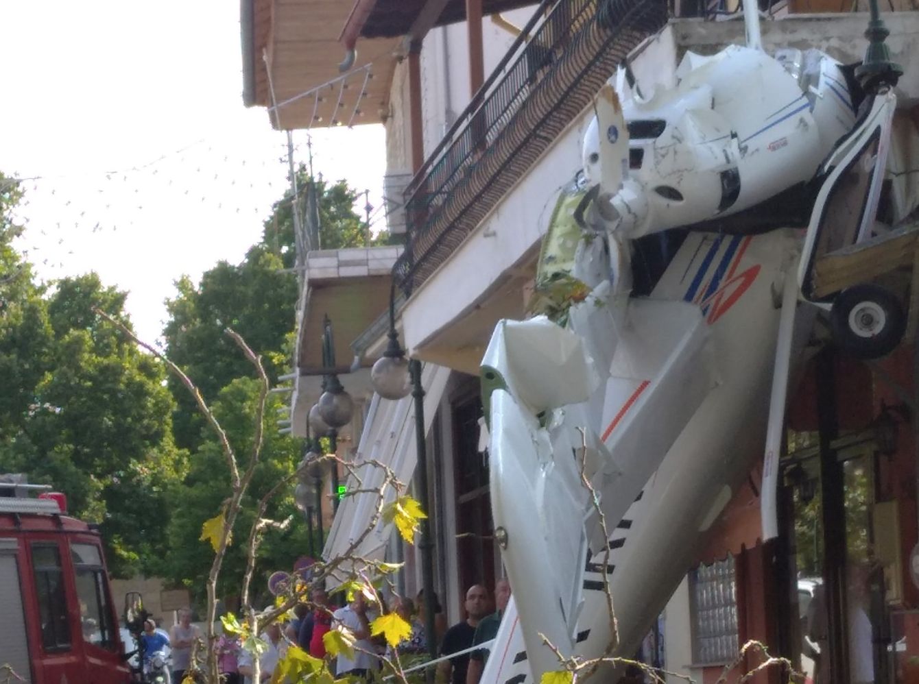 Σέρρες: Μονοκινητήριο αεροπλάνο κατέπεσε σε πλατεία χωριού [εικόνες]