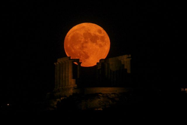 Αυγουστιάτικη Πανσέληνος: Οι πρώτες εικόνες από το φεγγάρι που καθηλώνει