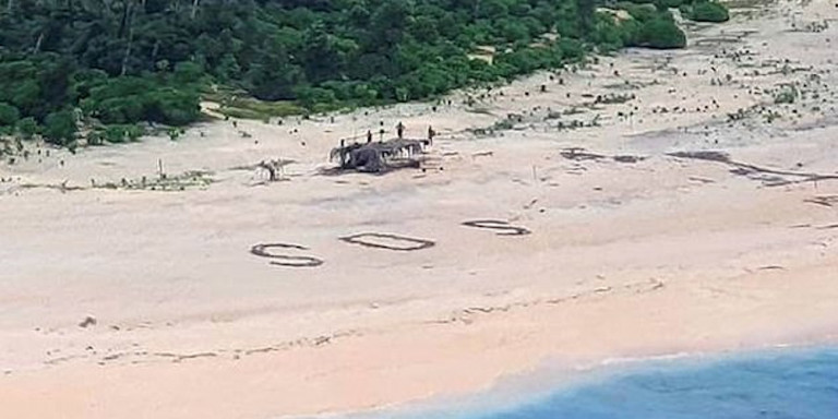 Ειρηνικός:  Ναυαγοί έγραψαν SOS στην άμμο και διασώθηκαν