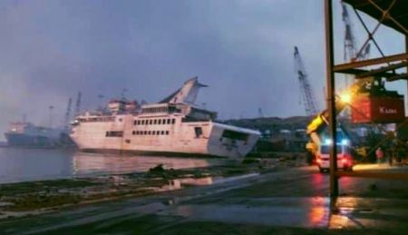 Βηρυτός: Κρουαζιερόπλοιο βυθίζεται μετά την έκρηξη