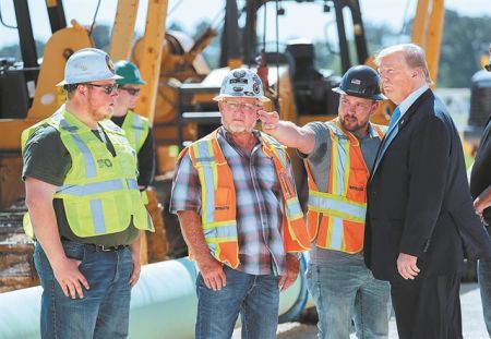 Ο Τραμπ πυροβολεί τα πόδια του