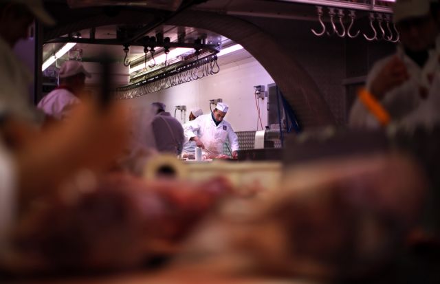 Βέλγιο: Τουλάχιστον 50 εργαζόμενοι σε σφαγείο θετικοί στον κορωνοϊό