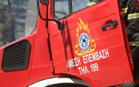 Κερατέα : Αυτοκίνητο κρέμεται σε γκρεμό στην Κακιά Θάλασσα