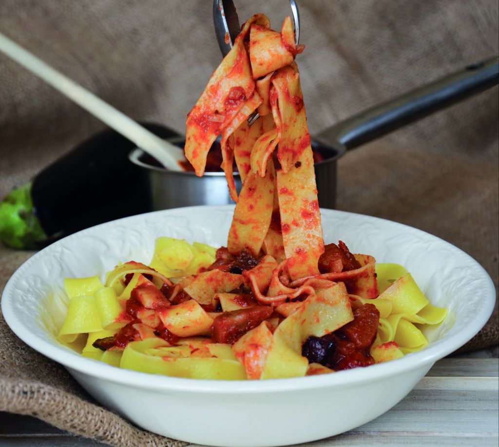 Παπαρδέλες με σάλτσα μελιτζάνας και ελιές